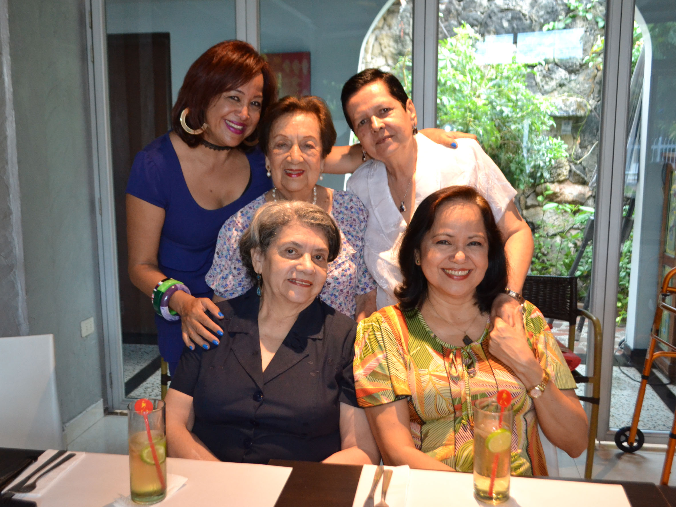 Tatiana Polania, la homenajeada, Denis Guerrero, Julia de Salgado y Enacheila Polania.